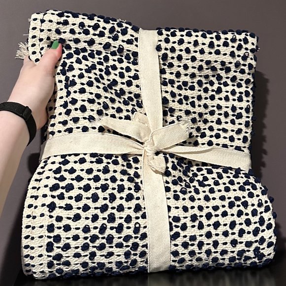 Summer & Rose Ava Lightweight Throw Blanket - Picture 7 of 9